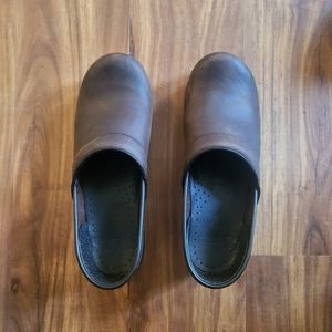 Dansko brown 39 clogs (excellent condition)